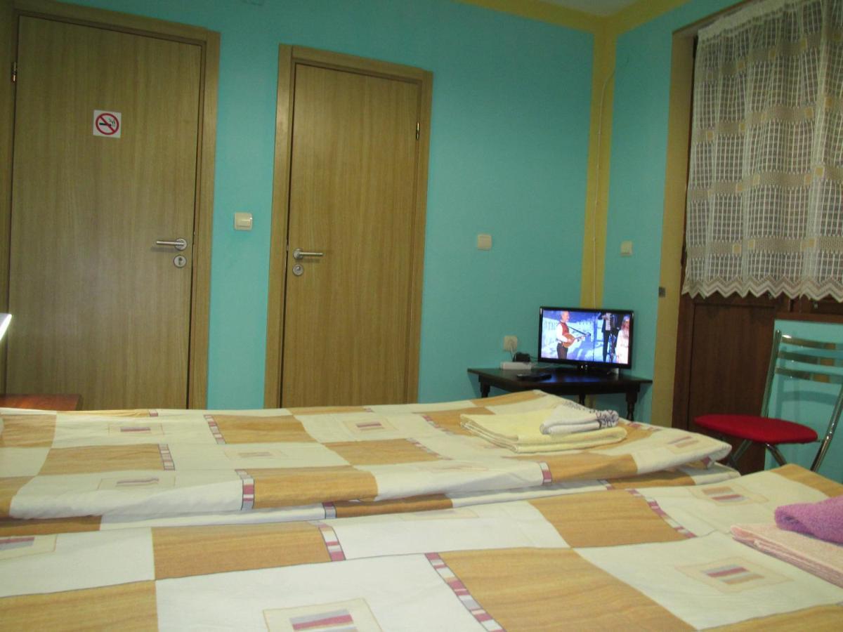 Pri Orehite Guesthouse Oresak Kültér fotó