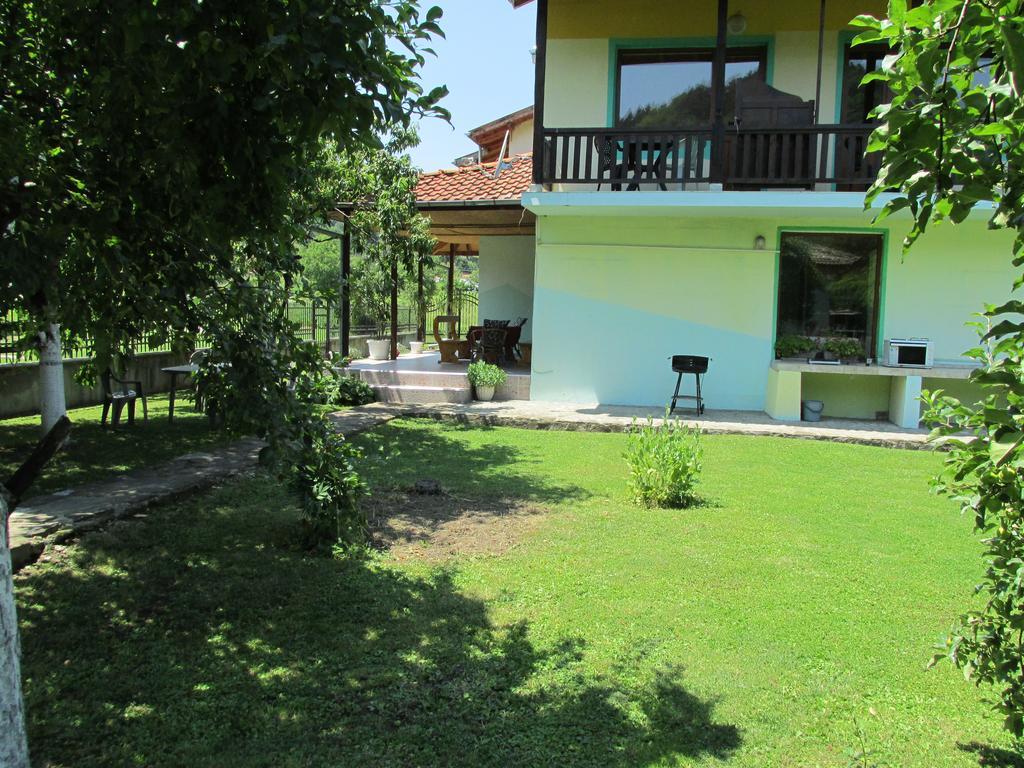 Pri Orehite Guesthouse Oresak Kültér fotó